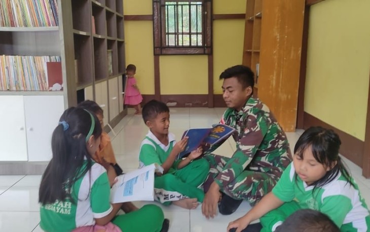 Gemar membaca anak perbatasan di perpustakaan sekolah
