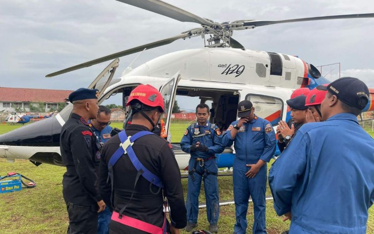 Helikopter Brimob Polri menyisir lokasi desa terisolir pasca gempa Cianjur 