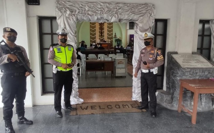 Polres Banjarnegara siagakan personel amankan ibadah Minggu umat kristiani di gereja. Minggu (27/11)