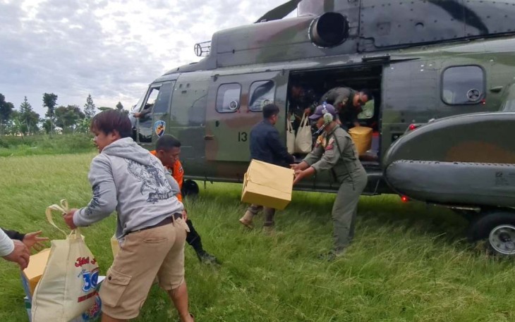 Pengiriman bantuan gempa Cianjur menggunakan helikopter NAS-332 H-3213 Super Puma. Minggu (27/11)