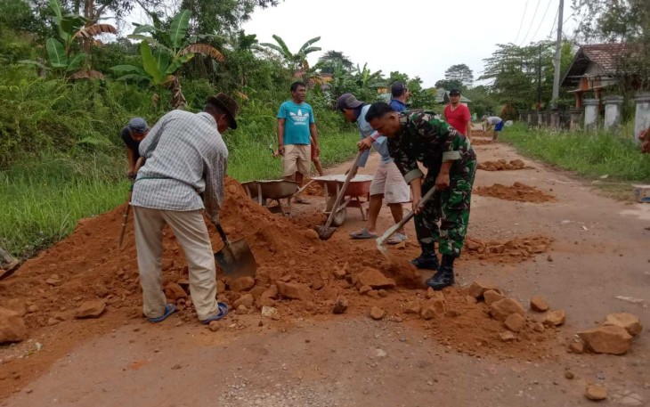 Sertu Ismanti gotong royong timbun jalan berlubang bersama warga binaan