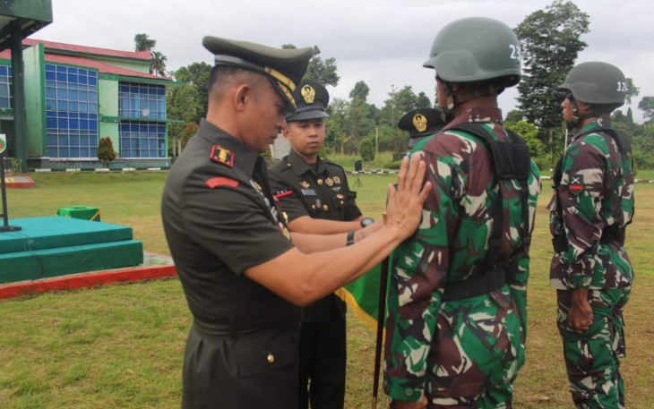 Danrindam XVIII Kasuari Kolonel Inf Ferry Irawan saat menyematkan peserta pendidikan