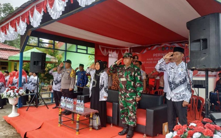 Upacara Hari Guru dan PGRI di SMPN 1 Sebulu