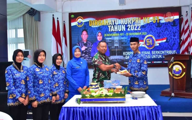Pangkoarmada III Laksamana Muda TNI Irvansyah saat memberikan nasi tumpeng syukuran HUT Korpri ke 51. Selasa (29/11)