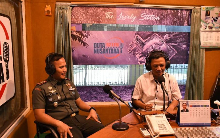 Dandim 0802/Ponorogo Letkol Inf Hirta Juni Adriansyah saat talk show di Radio Duta Nusantara 92.1 FM
