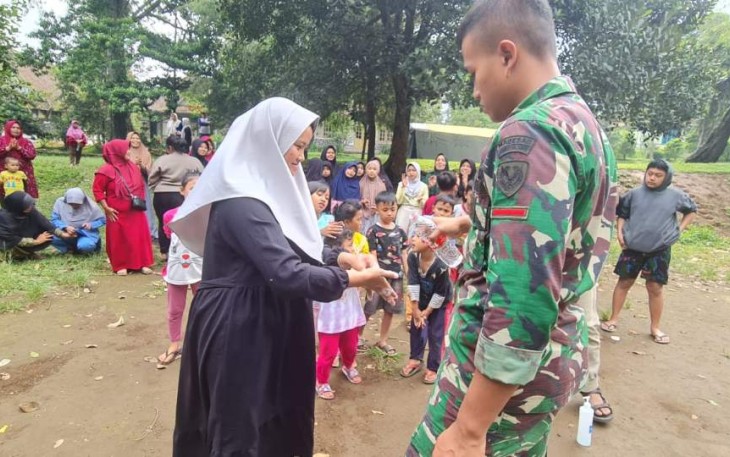 Edukasi membersihkan tangan Tim Kesehatan TNI AU 