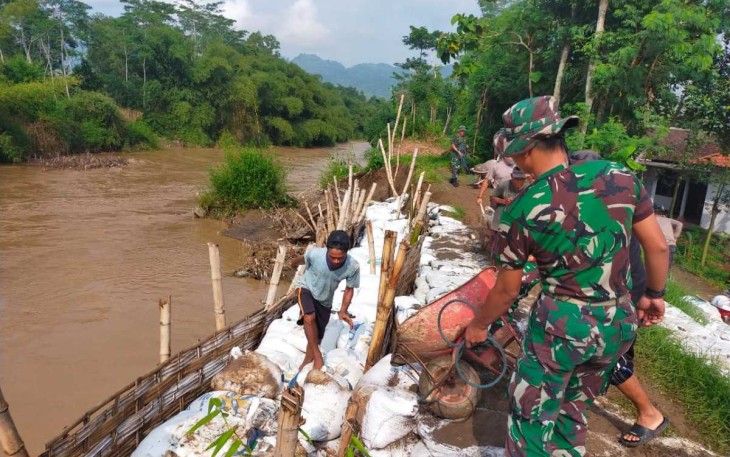 Perbaikan tanggul sungai bersama warga binaan 