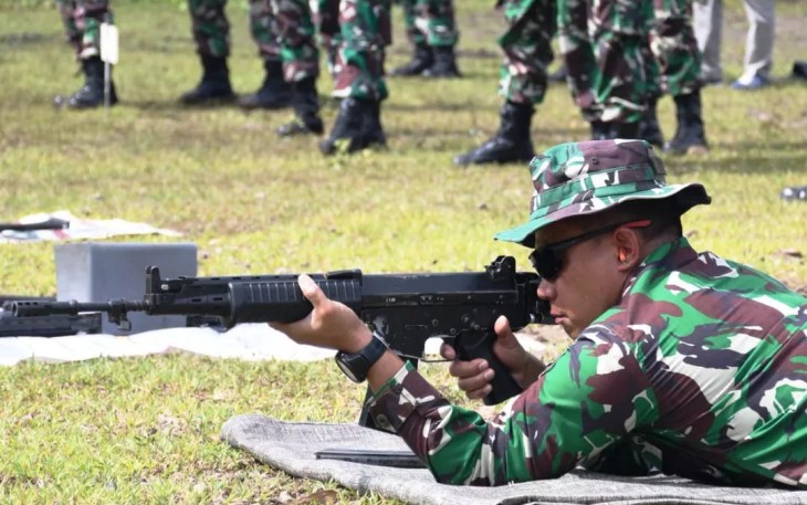 Danrem 081/DSJ Kolonel Inf Deni Rejeki saat latihan menembak laras panjang, Kamis (8/12)