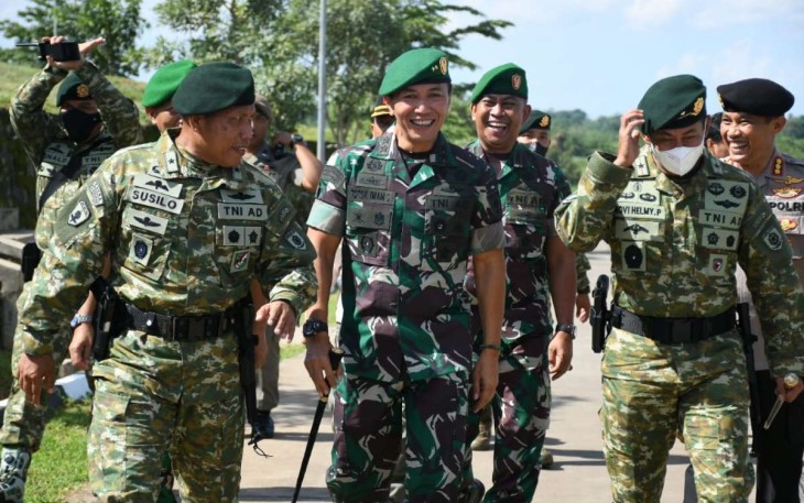 Pangdam Hasanuddin Mayjen TNI Dr. Totok Imam Santoso bersama Pangdivif 3 Kostrad Brigjen TNI Mobil Helmy Prasetya di Gowa, Kamis (8/12)