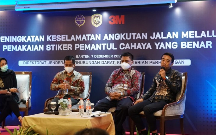 Sosialisasi keselamatan angkutan darat dengan pemakaian stiker pemantul jalan
