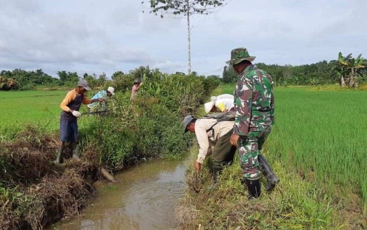 Gotong-royong pembersihan saluran air persawahan 
