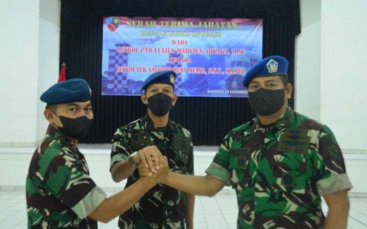 Danlanud Husein Sastranegara Kolonel Pnb I Gusti Putu Setia foto bersama usai sertijab Kadisops