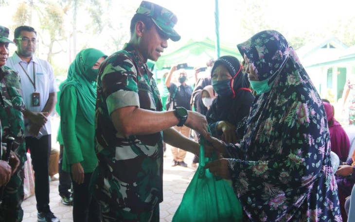 Pangdam V Brawijaya Mayjen TNI Nurchahyanto saat memberikan baksos paket sembako warga di Kabupaten Ngawi. Senin (12/12) 