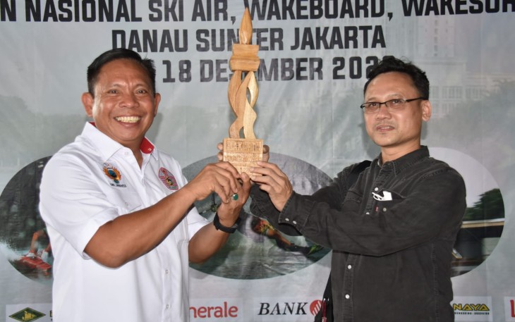 Pangkoarmada III Laksamana Muda TNI Irvansyah saat menerima penghargaan 