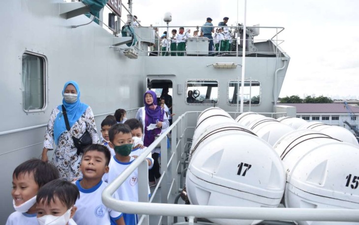 Siswa Tour Kapal Perang RI