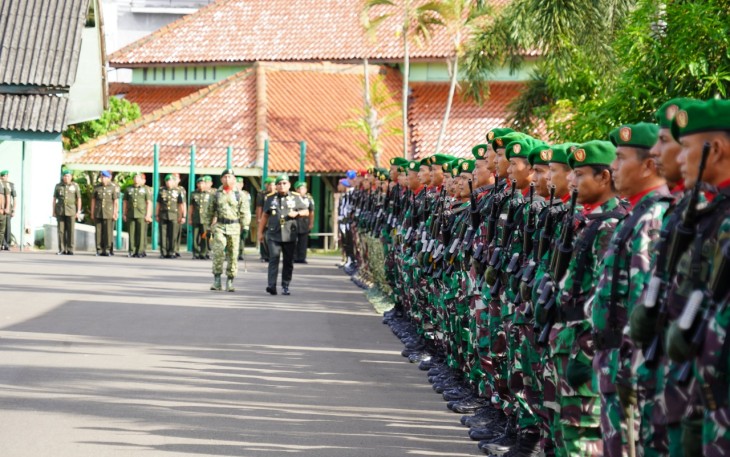 Danrem 064/MY Brigjen TNI Tatang Subarna saat inspeksi pasukan dalam upacara peringatan Hari Juang TNI AD 