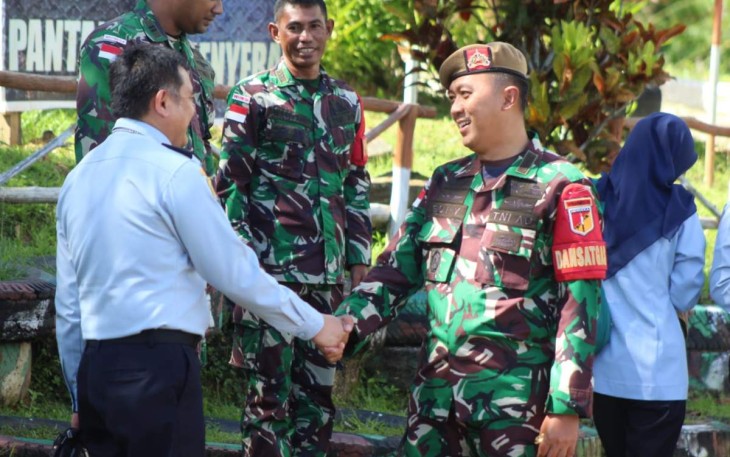 Dansatgas Yonarmed 19/105 Trk Bogani Letkol Arm Edi Yulian Budiargo saat menerima kunjungan Kepala Kantor Imigrasi Sanggau