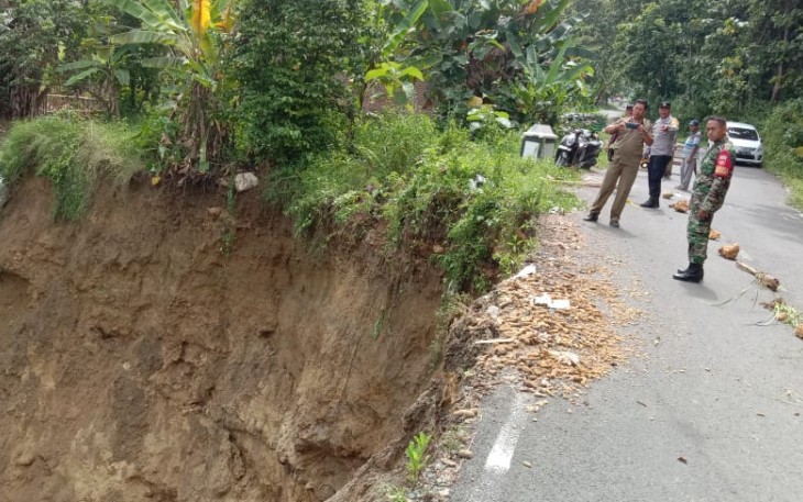 Kondisi tanah longsor yang memutus akses jalan di Pati