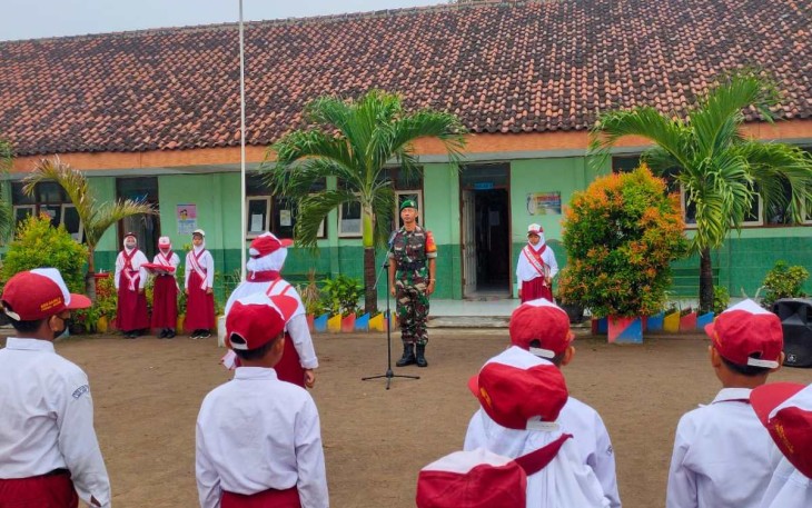 Serka Sugeng pimpin upacara bendera 
