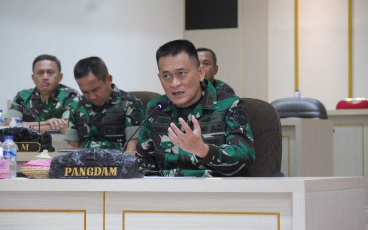 Pangdam IX Udayana Mayjen TNI Sonny Aprianto saat memberikan jam komandan jajaran secara virtual 