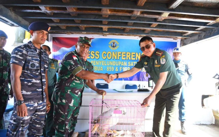 Danlantamal XII Laksma TNI Suharto saat konferensi pers penyelundupan satwa dilindungi. Selasa (20/12)