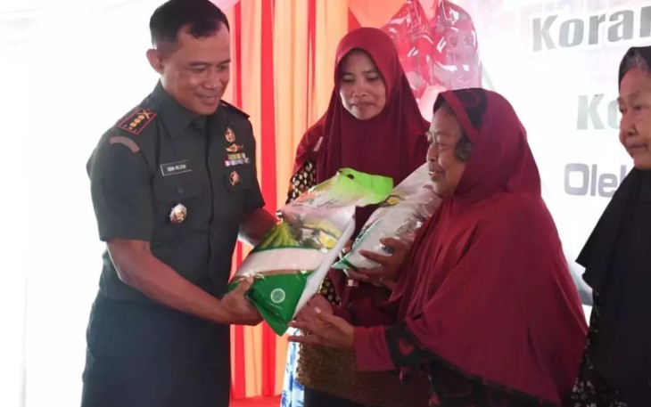 Danrem 081/DSJ Kolonel Inf Deni Rejeki saat memberikan bansos di hari Ibu