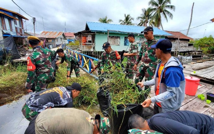 Karya bakti bersihkan lingkungan bersama masyarakat 