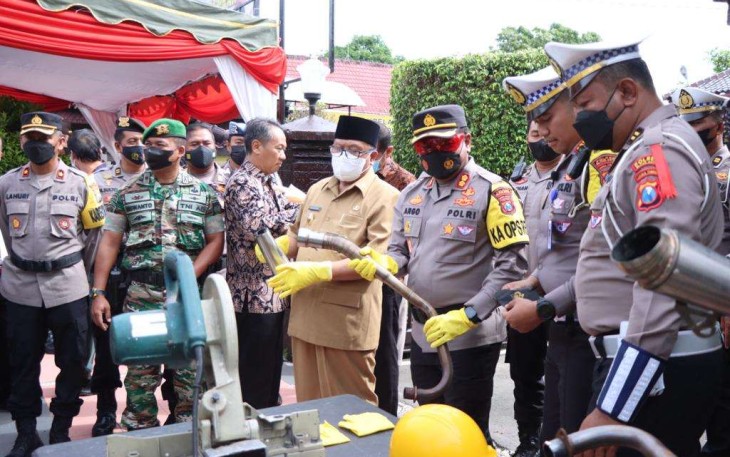 Kapolres Blitar Kota AKBP Argowiyono saat pemotongan knalpot blong
