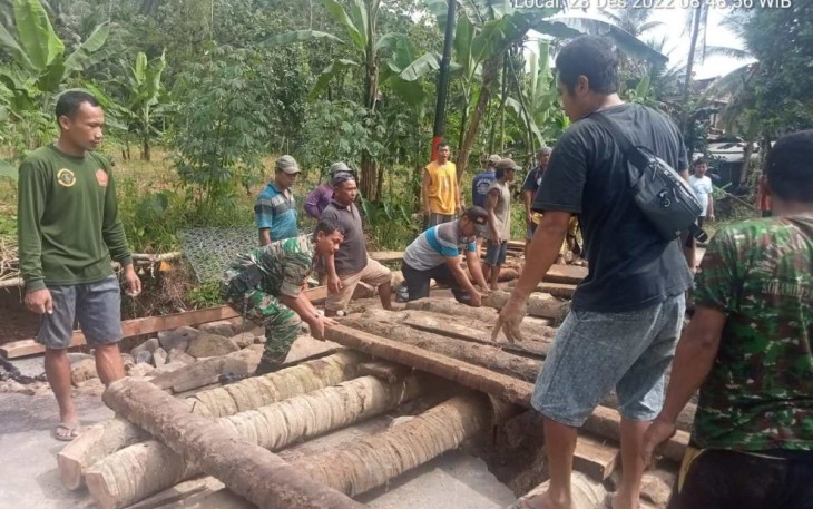 Bangun jembatan darurat di desa binaan