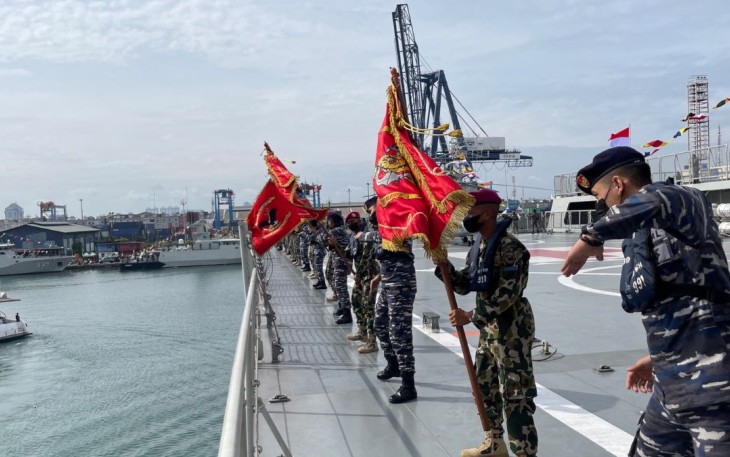 Tradisi Admiral Inspection di KRI dr. Wahidin Sudirohusodo-991