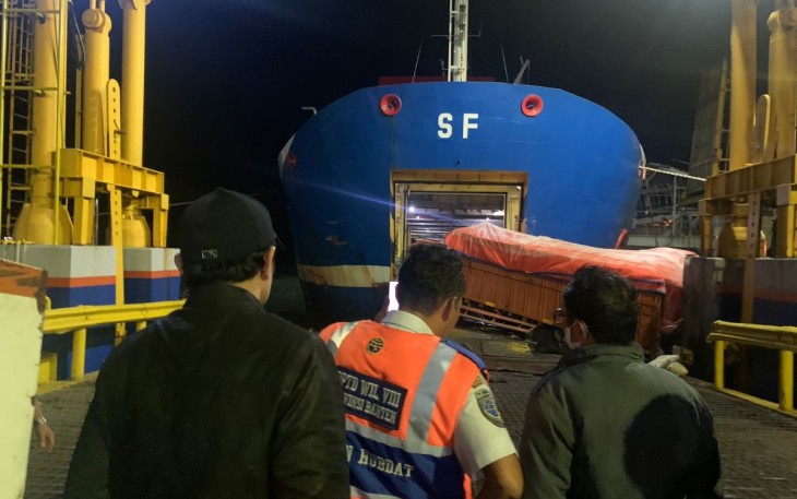 Petugas ASDP Indonesia Ferry saat berusaha evakuasi truk di Pelabuhan Merak Bakauheni, Rabu (28/12)
