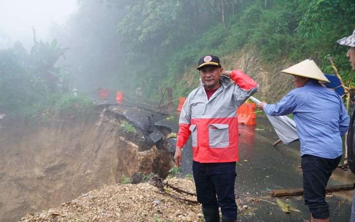 Pj Bupati Pati meninjau tanah longsor di wilayah Kecamatan Kayen