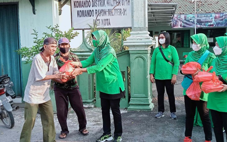 Pembagian takjil Koramil Pati