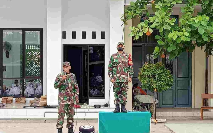 Serma Rudi ketika memberikan materi PBB dalam MPLS SMK Bani Muslim