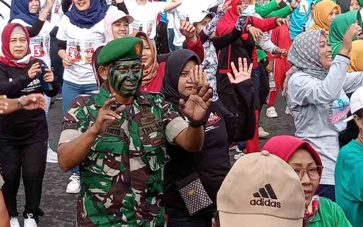 Antusiasme masyarakat dan TNI dalam senam massal sambut HUT TNI 