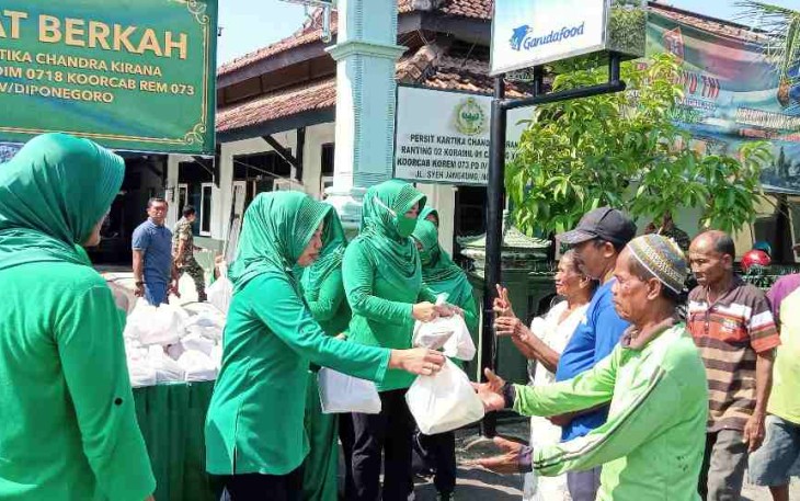 Pembagian nasi kotak dalam jumat berkah di Koramil 01/Pati
