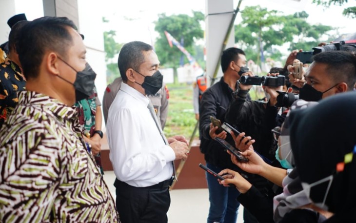 Bupati Haryanto bersama awak media