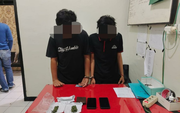 RW (18) dan JP (19), tersangka penyalahgunaan narkotika