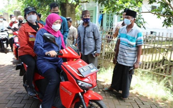 Gubernur Khofifah dan Ketua DPR RI Puan Maharani, berboncengan sepeda motor matic berkeliling pulau oksigen. (Foto: Diskominfo Jatim)