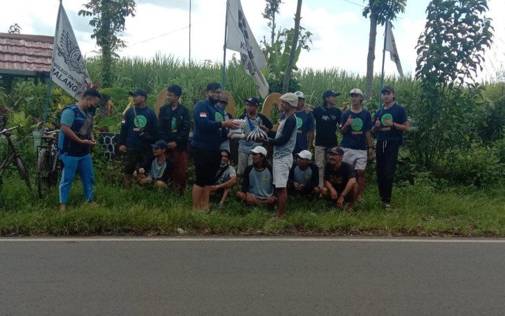 Foto bersama Risgo dan komunitas GOC saat penyerahan bantuan secara simbolis