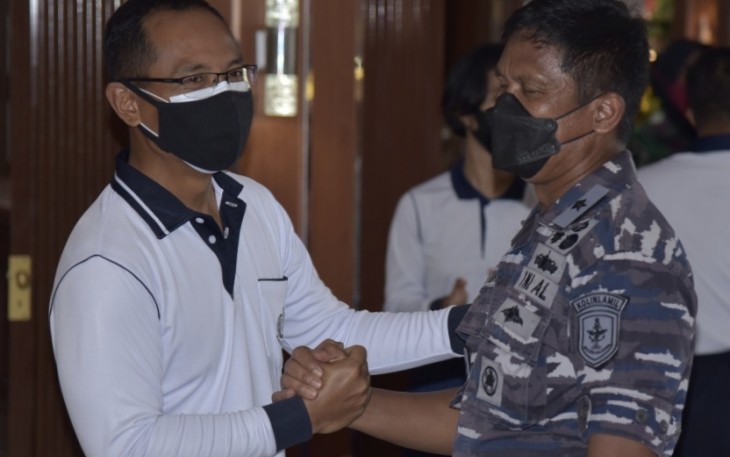 Pangkolinlamil Beri Kejutan Kepala Staf Kolinlamil di Hari Jadinya