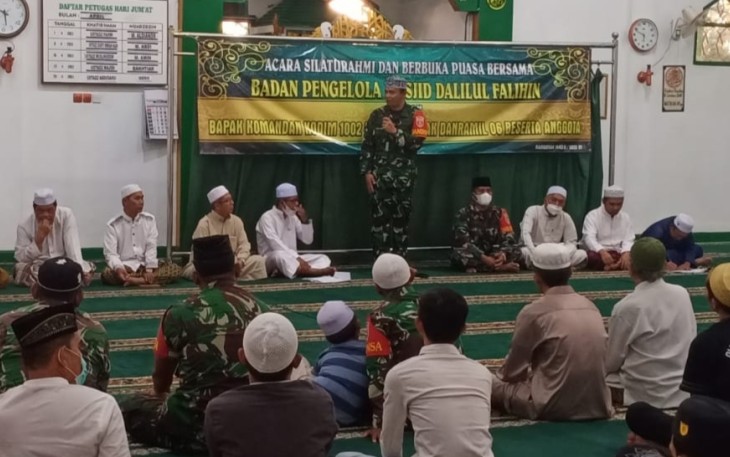 Dandim 1002 ketika bersilaturahmi dengan jamaah masjid Dalilul Falihin 