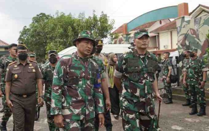 Pangdam Siliwangi (kanan) tinjau latihan pratugas Yonarmed 5/105 Tarik di Ciamis. Kamis (21/4/22)