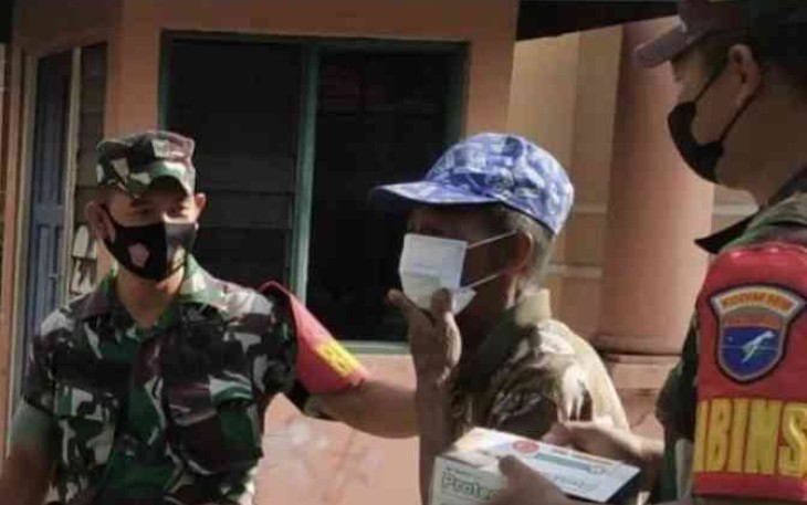 Babinsa berikan masker ke warga dalam operasi yustisi. Minggu (24/4/2022)