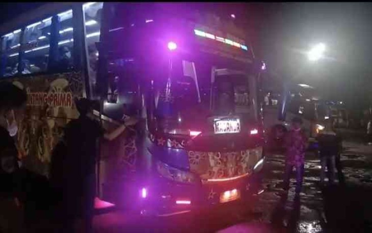 Pastikan keselamatan pemudik, Satlantas Polrestabes Makassar sidak terminal Daya. Sabtu (30/4/2022)