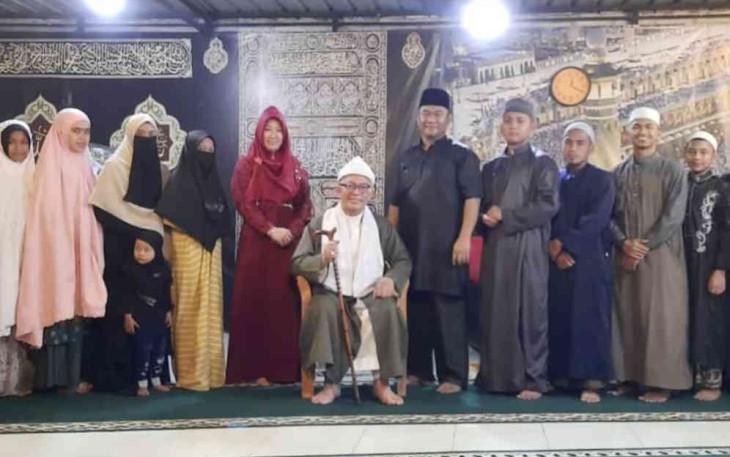 Usai salat id foto bersama pengurus ponpes Assairun. Senin (02/03/2022)
