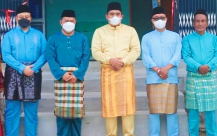 Plt Bupati Bintan, Roby Kurniawan (tengah)