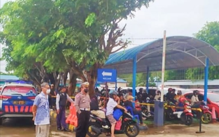 Kapolres Bintan, saat meninjau langsung arus balik di Pelabuhan ASDP, Minggu (8/5/2022)