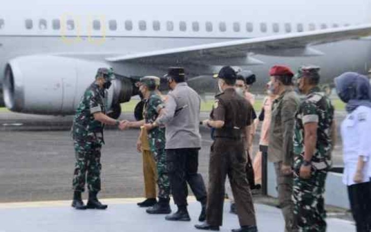 Pangdam Hasanuddin sambut kedatangan Kasau di lanud Sultan Hasanuddin. Selasa (10/05/2022)