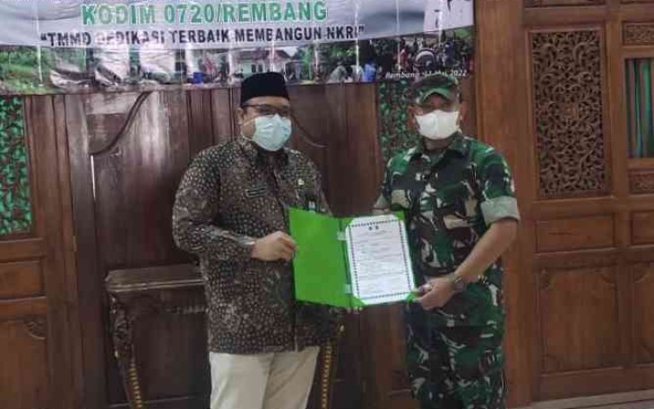 Serah terima berita acara program TMMD antara Wakil Bupati dan Dandim Rembang di rumah dinas bupati. Rabu (11/05/2022)